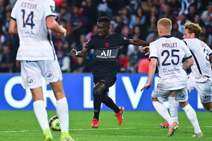  朗斯VS波尔多延期，暴雨导致球场不堪使用  